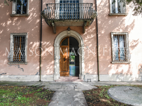 Splendida villa storica con parco in centro ad Argenta