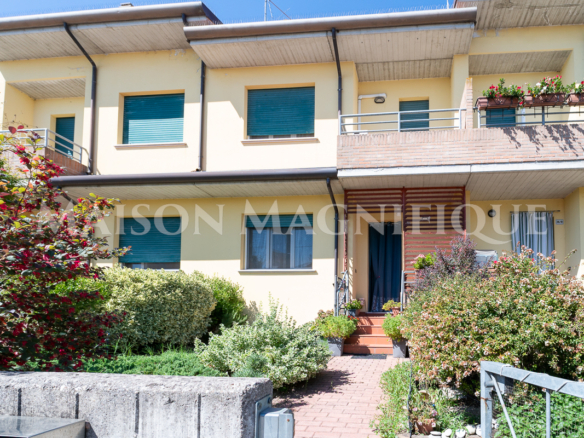 Ampia villetta terracielo con garage