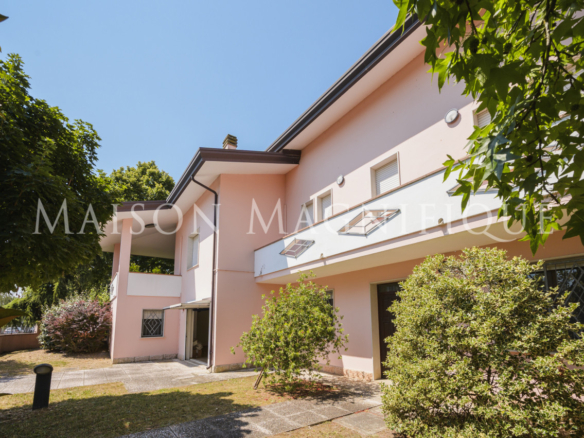 Dimora bifamiliare con doppio garage