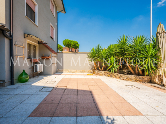 Villetta a schiera con giardino e garage