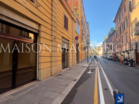 Negozio con due vetrine in via Frassinago