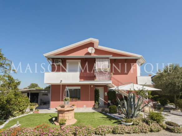 Splendida villa Bifamiliare indipendente con ampio giardino