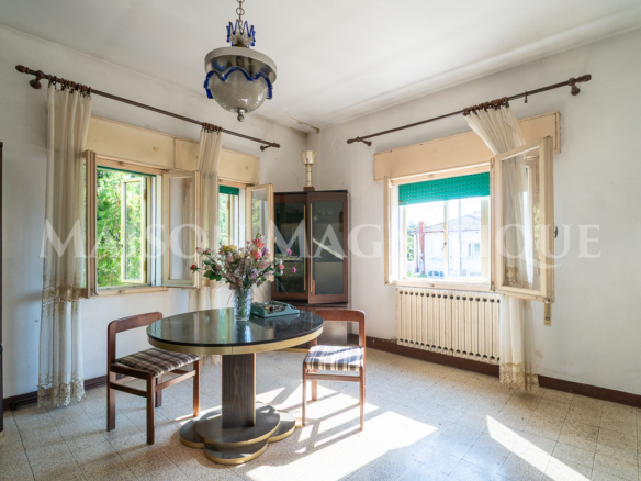 Casa colonica con ampio scoperto e terreno agricolo