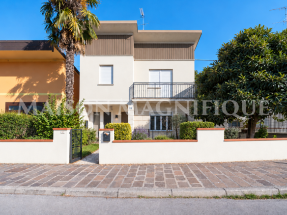 Villa Indipendente su 4 lati con giardino